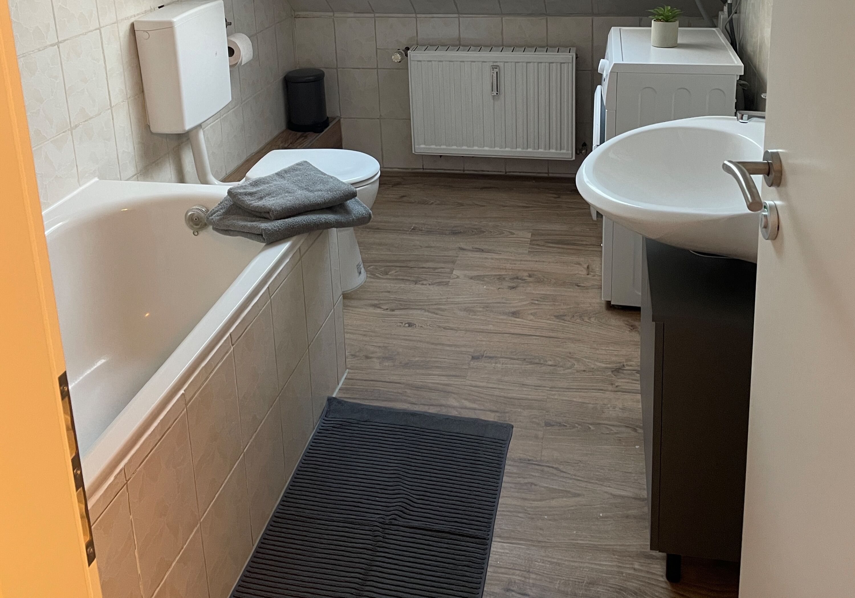 Badezimmer mit Badewanne, WC und Waschtisch