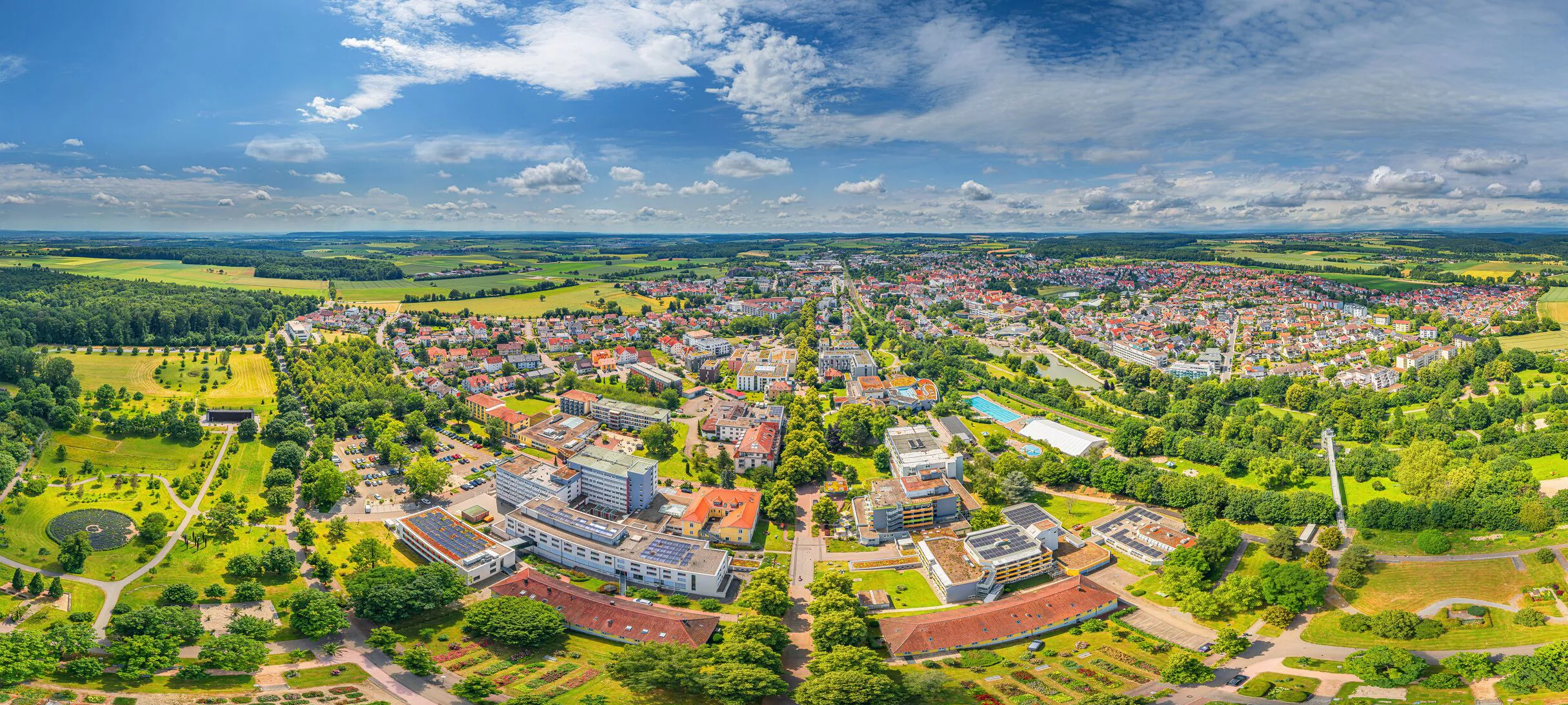 Luftbild von Bad Rappenau mit Kurpark und umliegenden Feldern
