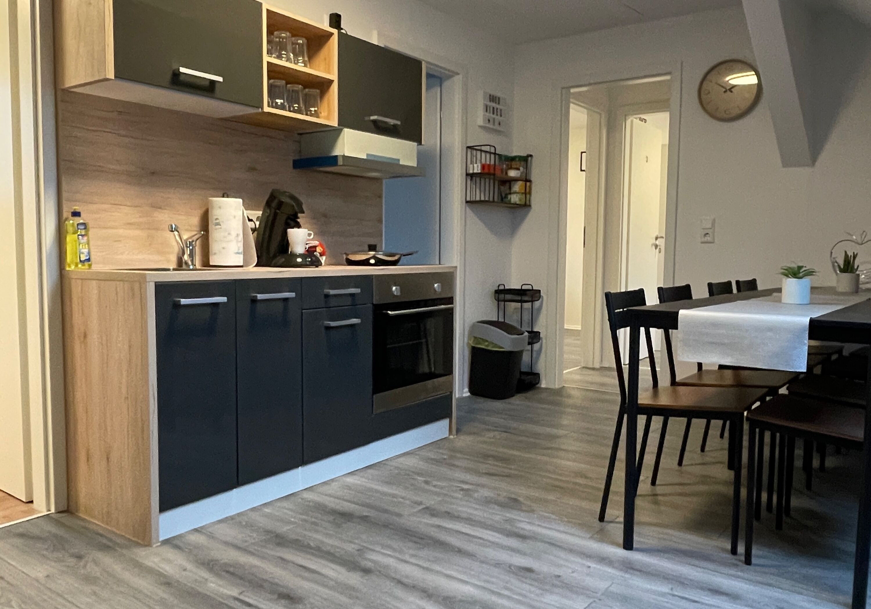 Küchenzeile mit Backofen und Esstisch in einer der Monteurwohnungen