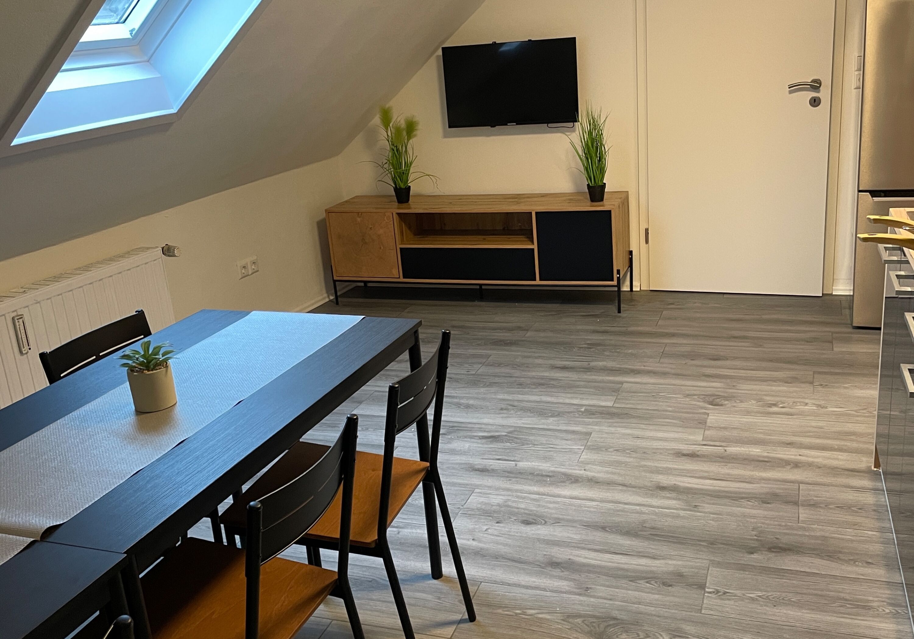 Essbereich mit Fernseher und Sideboard