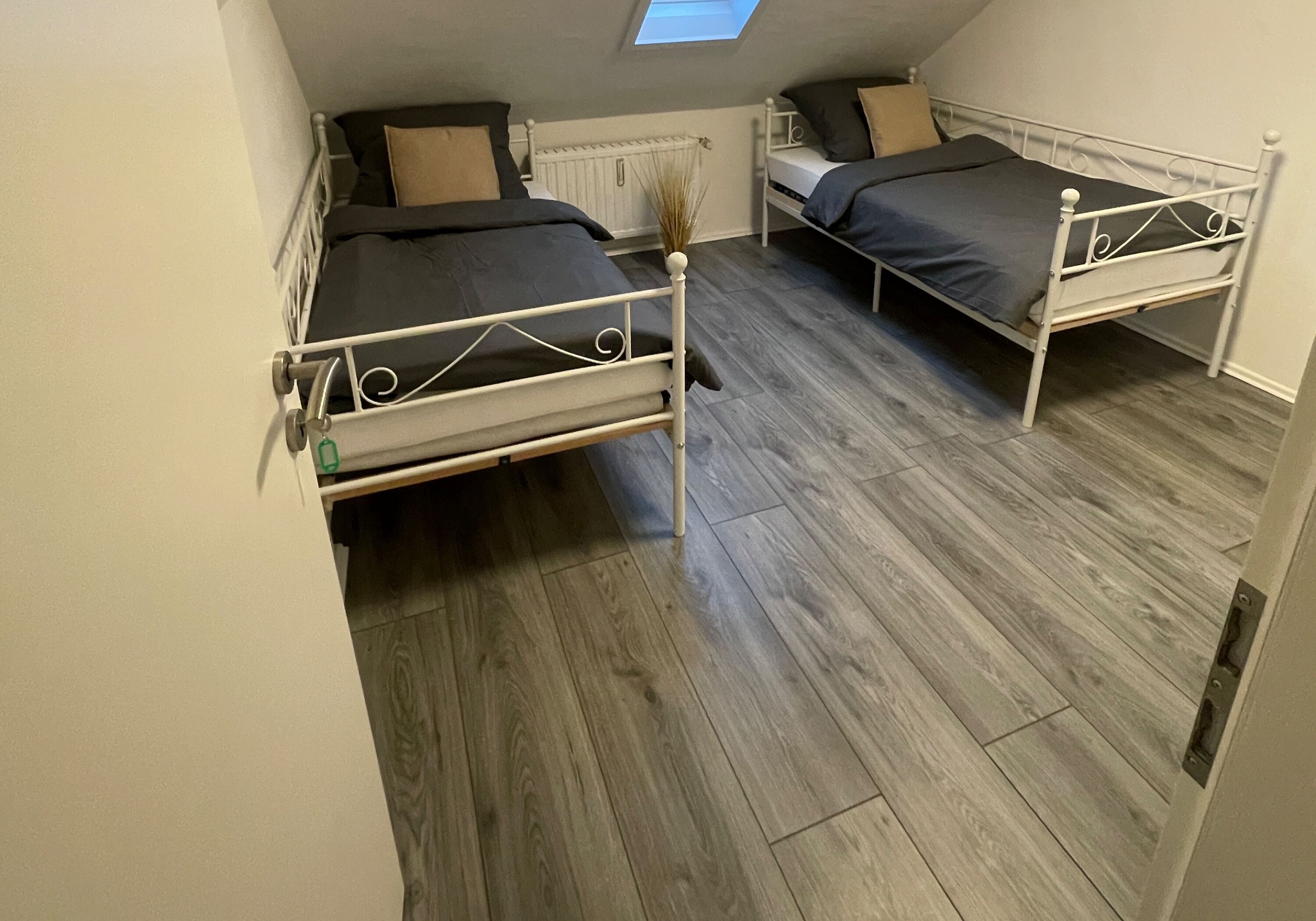 Zimmer mit zwei getrennten Einzelbetten unter der Dachschräge